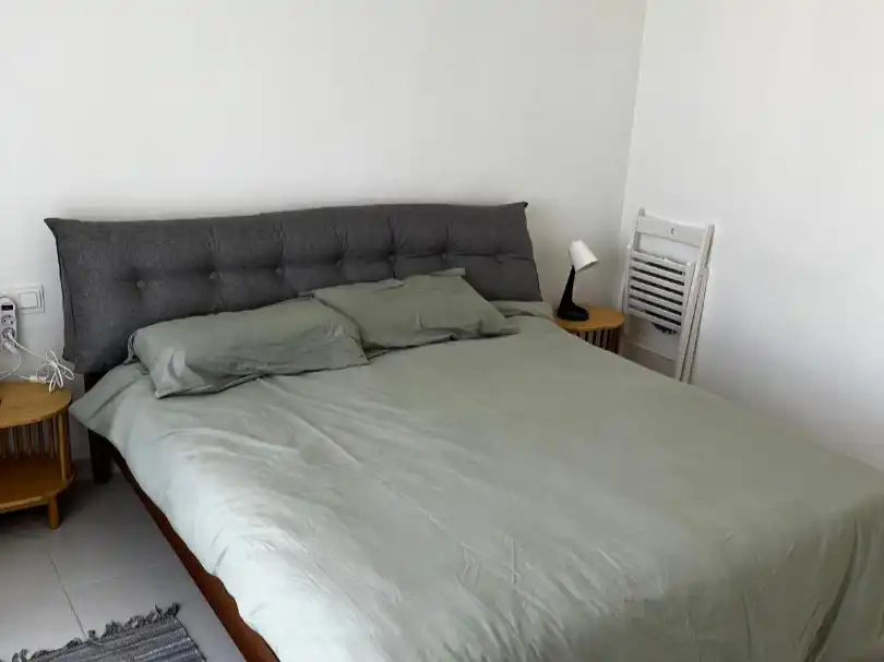 Apartament de lloguer a Avinguda las Gaviotas, 135, El Perellonet Dormitori de Apartament de lloguer en Valencia amb Aire condicionat, Calefacció i Jardí privat