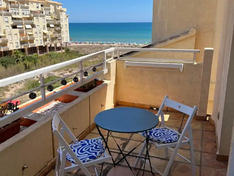 Apartament de lloguer a Avinguda las Gaviotas, 135, El Perellonet Terrassa de Apartament de lloguer en Valencia amb Aire condicionat, Calefacció i Jardí privat