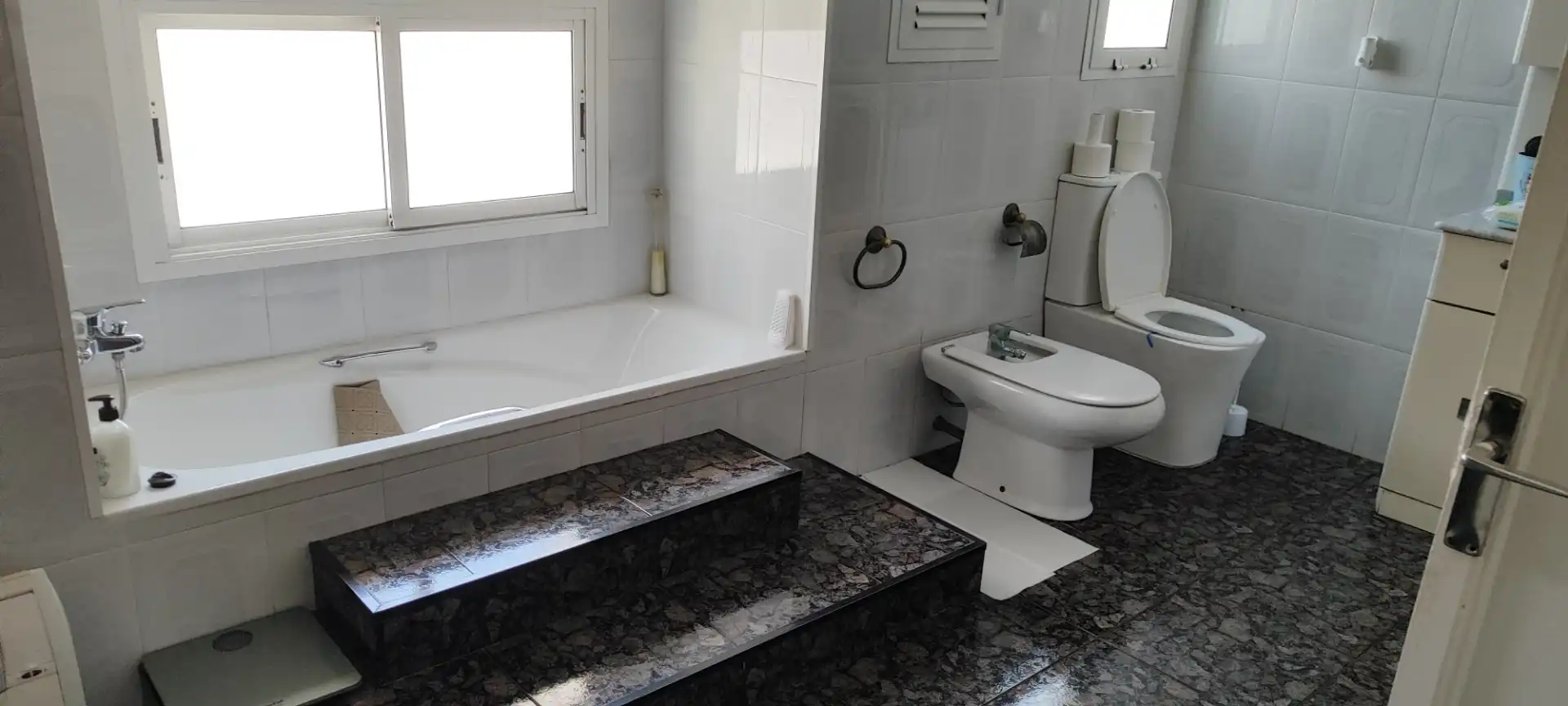 Houses for sale in Carrer del Camí del Llor, 24, Molí Nou - Ciutat Cooperativa Bathroom of Houses for sale in Sant Boi de Llobregat with Air Conditioner, Heating and Private garden