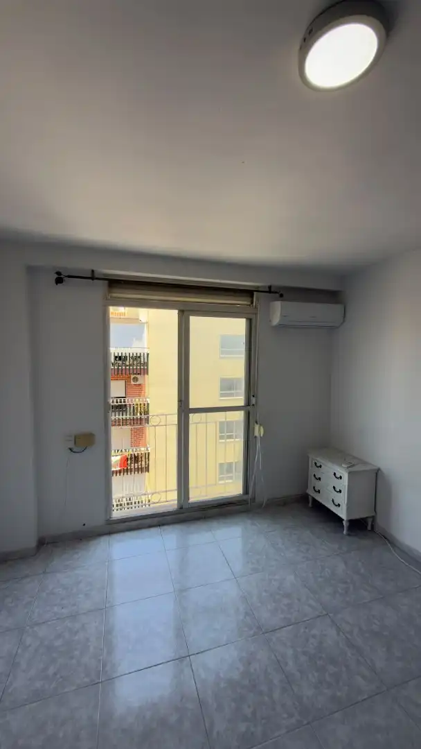 Habitación de Estudio en venta en Almería con Aire acondicionado, Lavadora y Balcón