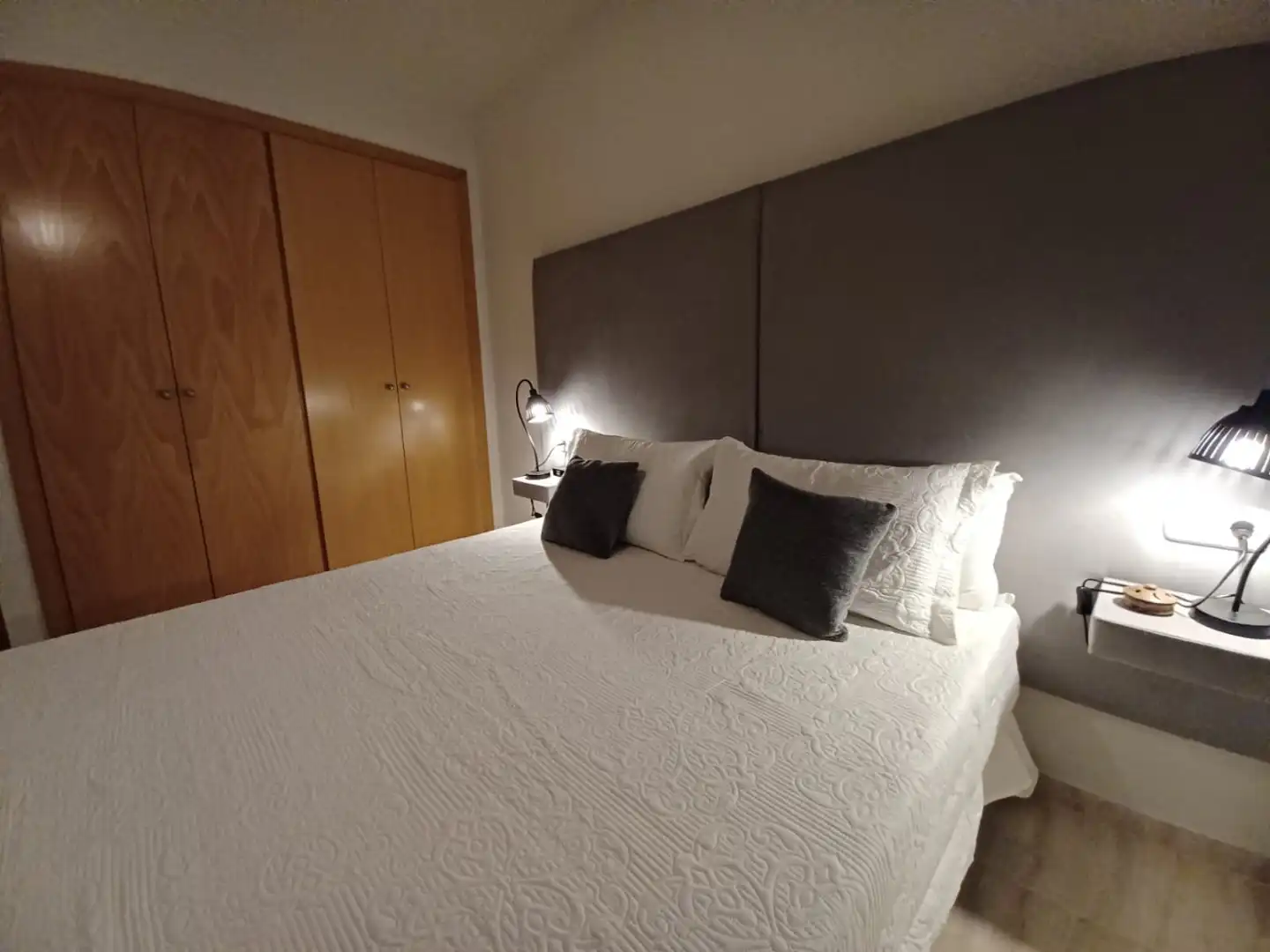 Apartament de lloguer a Calle Cabina, 19, Almerimar Dormitori de Apartament de lloguer en El Ejido amb Aire condicionat, Calefacció i Jardí privat