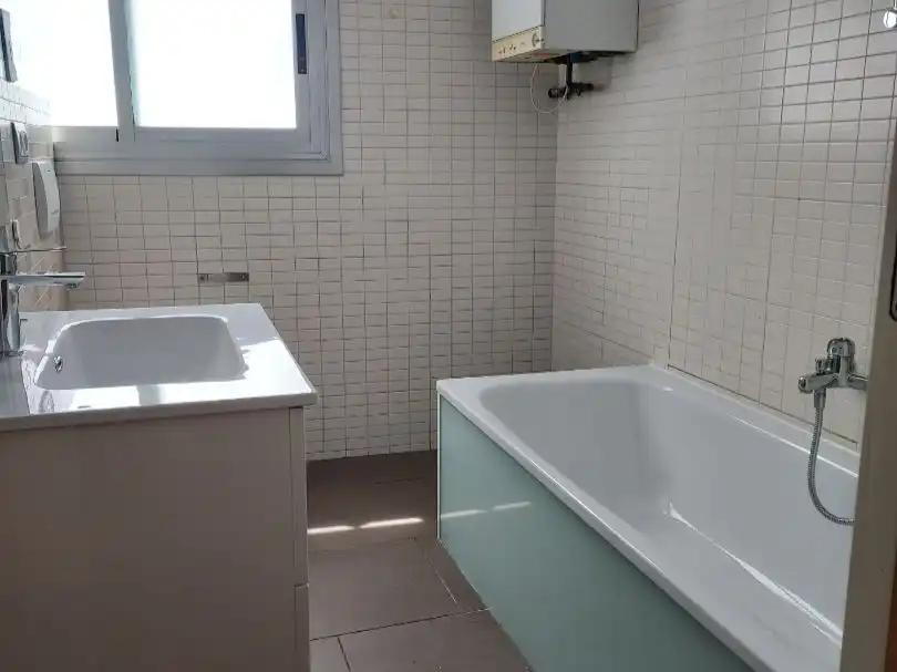 Flat for rent in Pasaje de la Fundación, 15, Guindalera Bathroom of Flat for rent in Madrid with Air Conditioner, Heating and Private garden