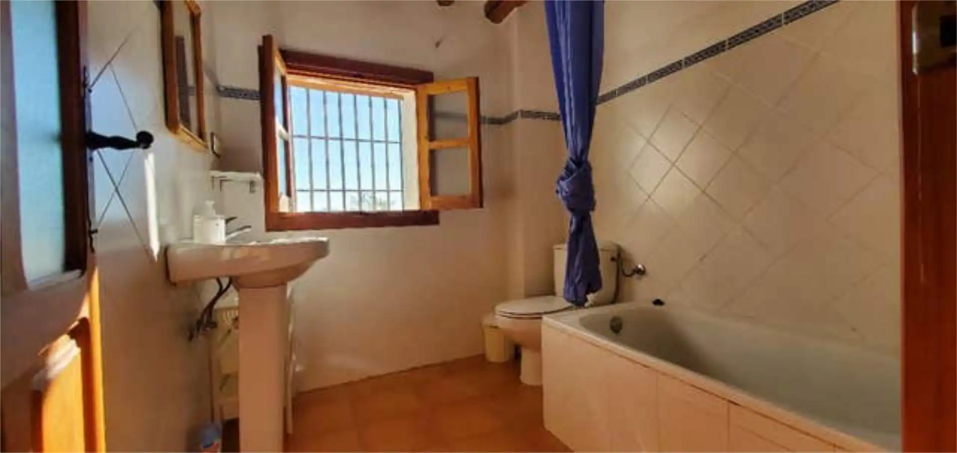 Apartamento de alquiler en Válor Baño de Apartamento de alquiler en Válor con Amueblado