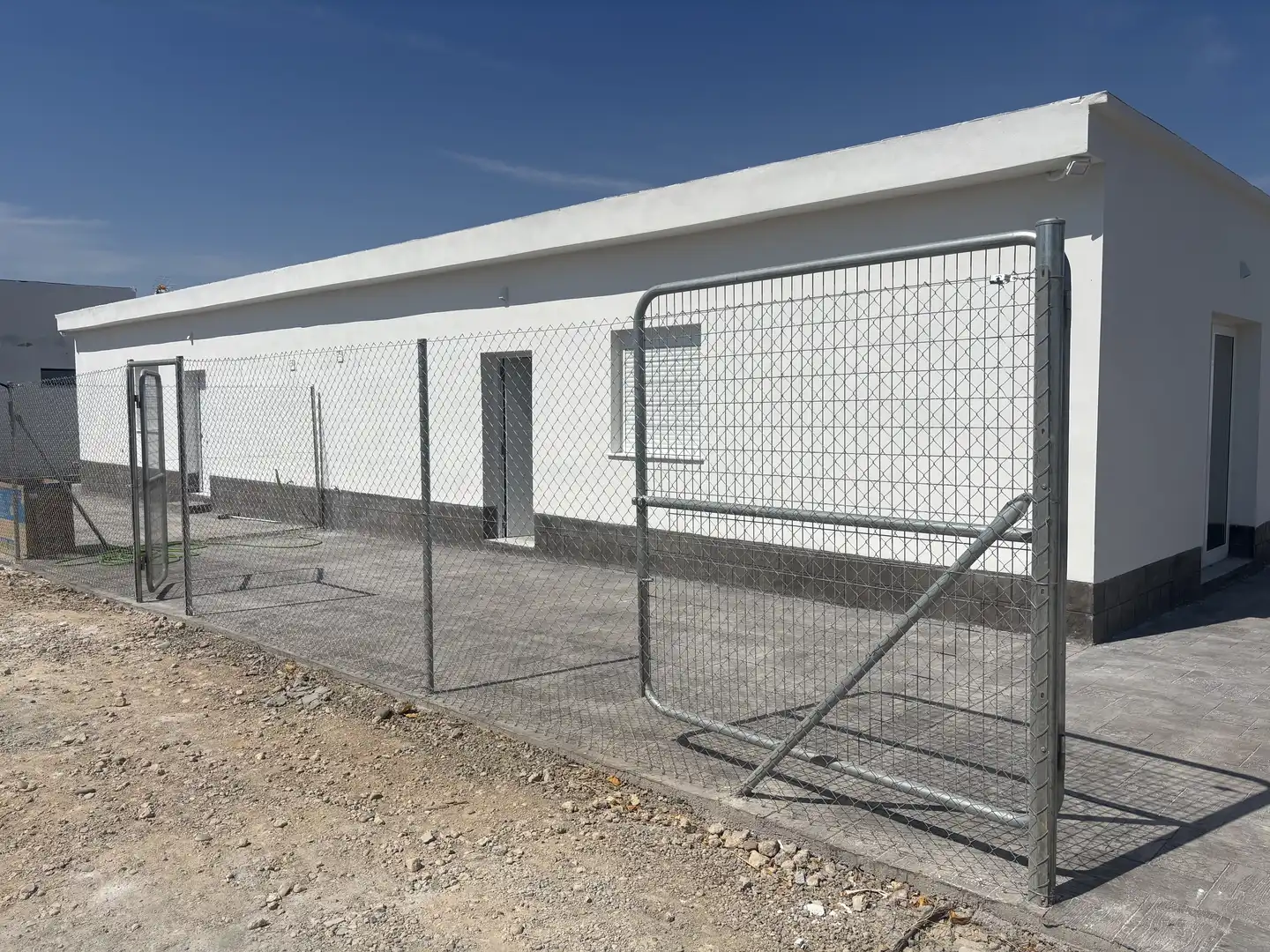 Houses for rent in Calle Residencia H.h.cruz Blanca, 3, Entrenúcleos Exterior view of Houses for rent in Dos Hermanas with Air Conditioner
