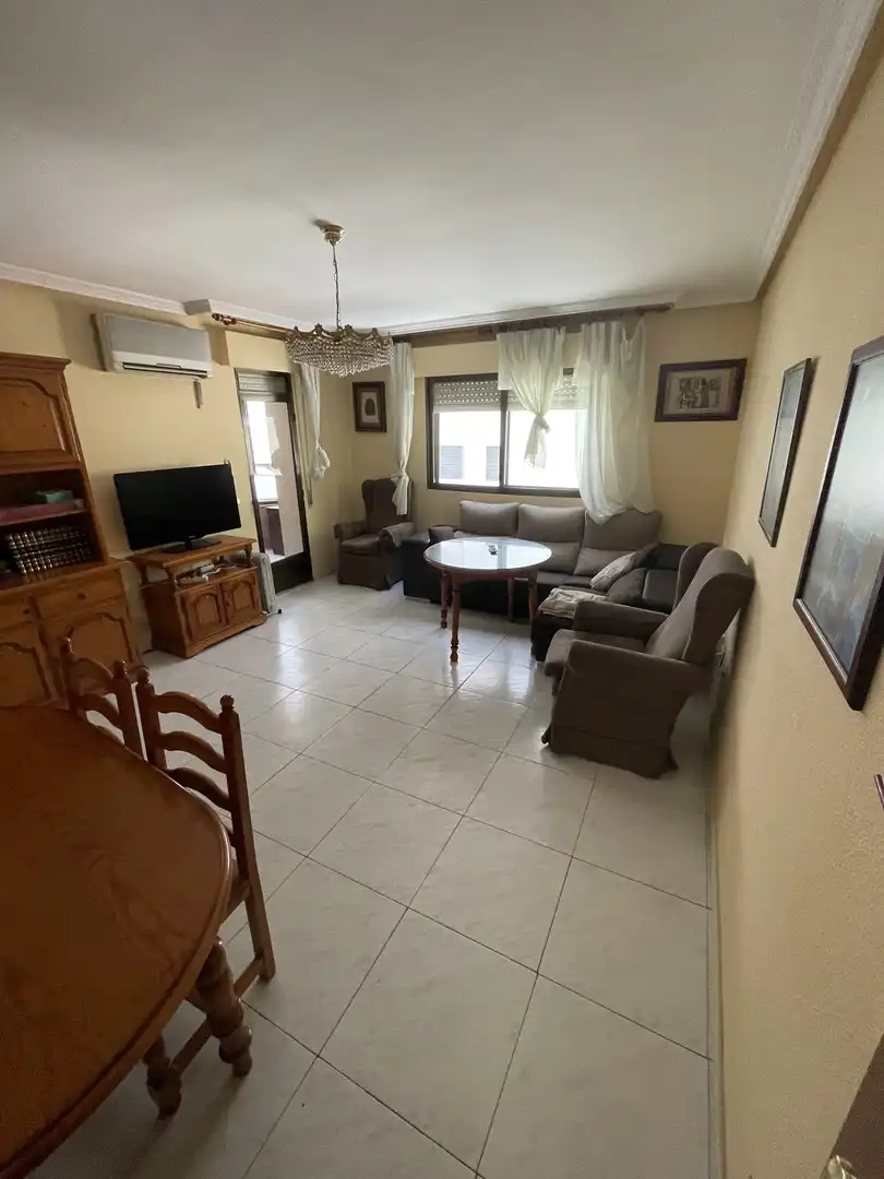 Piso de alquiler en Calle San Calixto, 18, Miralvalle - Av. Virgen del Puerto - La Data Sala de estar de Piso de alquiler en Plasencia con Aire acondicionado, Calefacción y Trastero