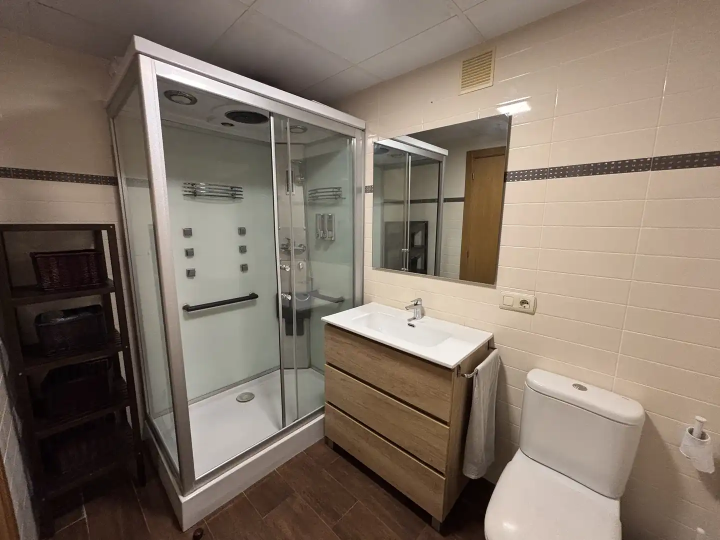 Flat for rent in Camino el Pocico, 5, Aguadulce Bathroom of Flat for rent in Roquetas de Mar with Air Conditioner, Terrace and Swimming Pool