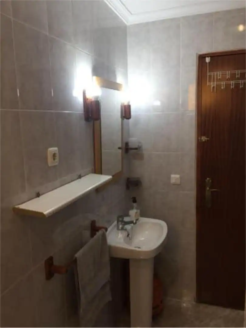 Flat for rent in Parque María Luisa -Giralda Sur Bathroom of Flat for rent in Sevilla with Private garden and Furnished