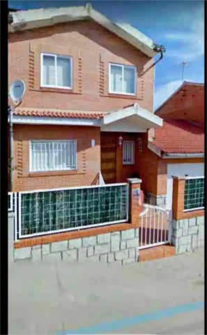 Casa adosada en venda a Almorox Vista exterior de Casa adosada en venda en Almorox amb Calefacció, Terrassa i Traster