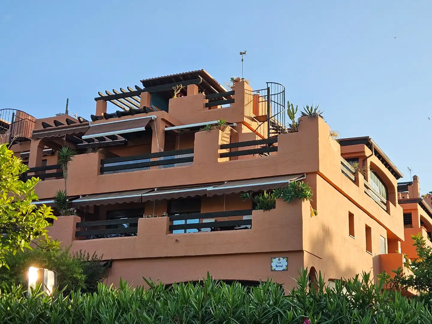 Piso en venta en Avenida Litoral, 31, Zona de Punta Plata Vista exterior de Piso en venta en Estepona con Aire acondicionado, Terraza y Piscina