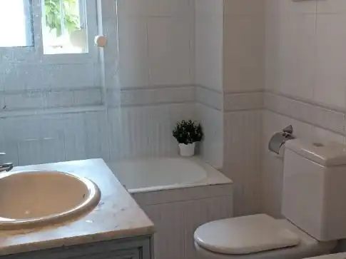 Flat for rent in Calle Antonio Machado, 47, La Plata Bathroom of Flat for rent in Jerez de la Frontera with Air Conditioner, Parquet flooring and Terrace