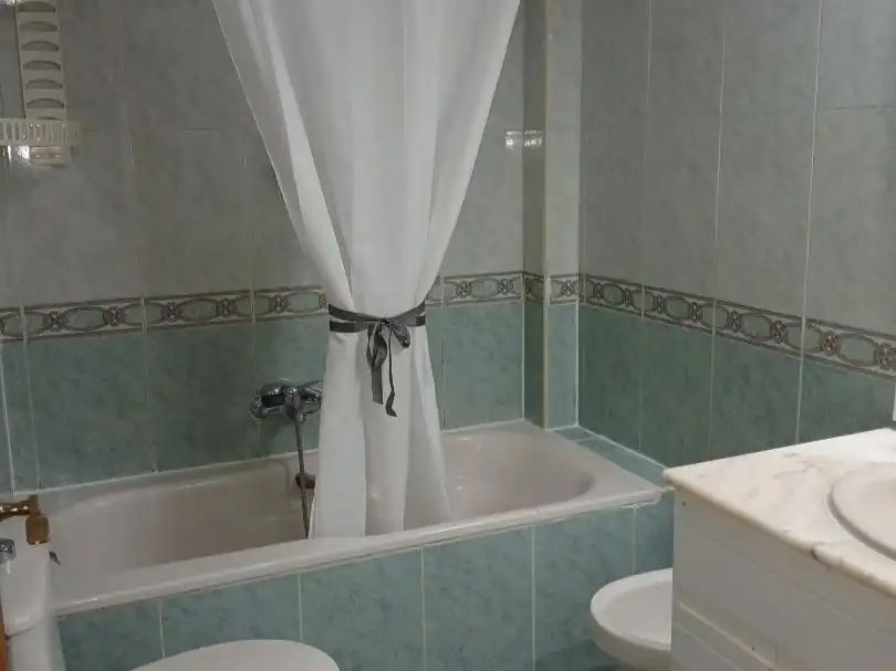 Flat for rent in Avenida Juan Carlos I, 11, El Pilar - La Estación Bathroom of Flat for rent in Talavera de la Reina with Heating, Terrace and Storage room