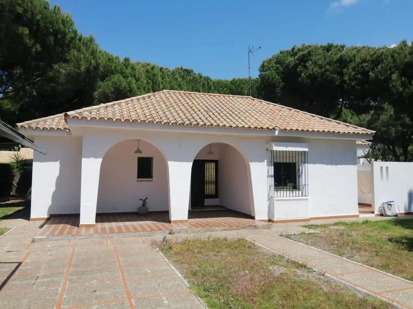 Piso en venta en Avenida Hungría, 25, Roche Vista exterior de Piso en venta en Conil de la Frontera con Jardín privado