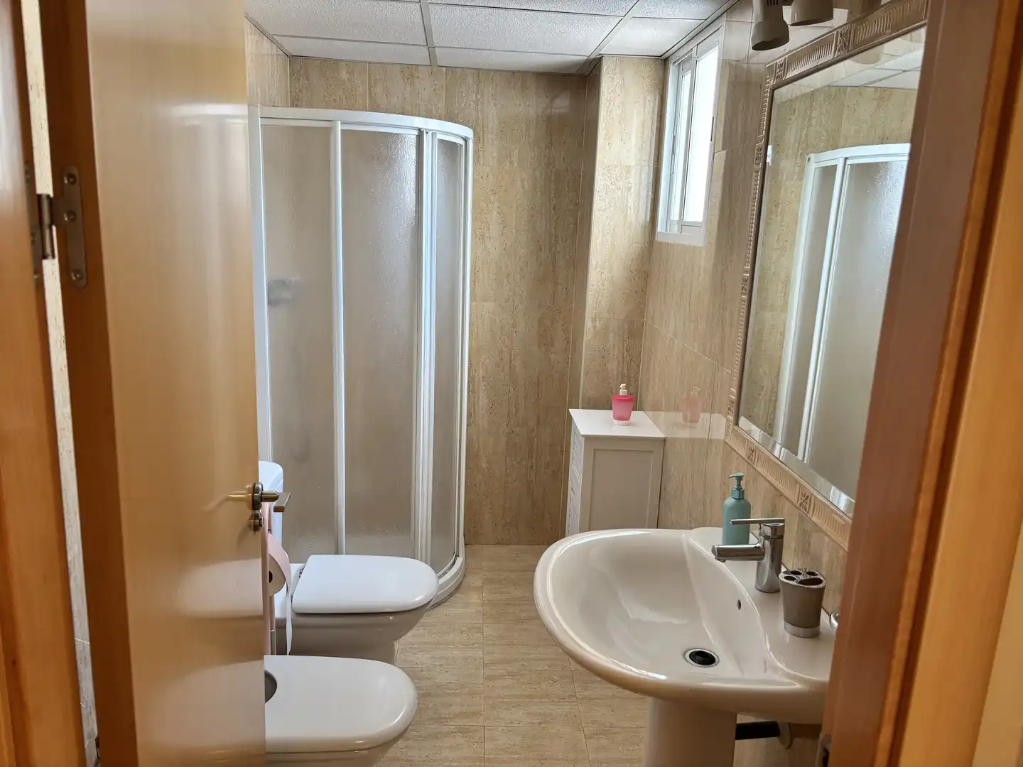 Flat for rent in Calle Huerta de las Eras, 30, Centro ciudad Bathroom of Flat for rent in Linares with Air Conditioner, Heating and Parquet flooring