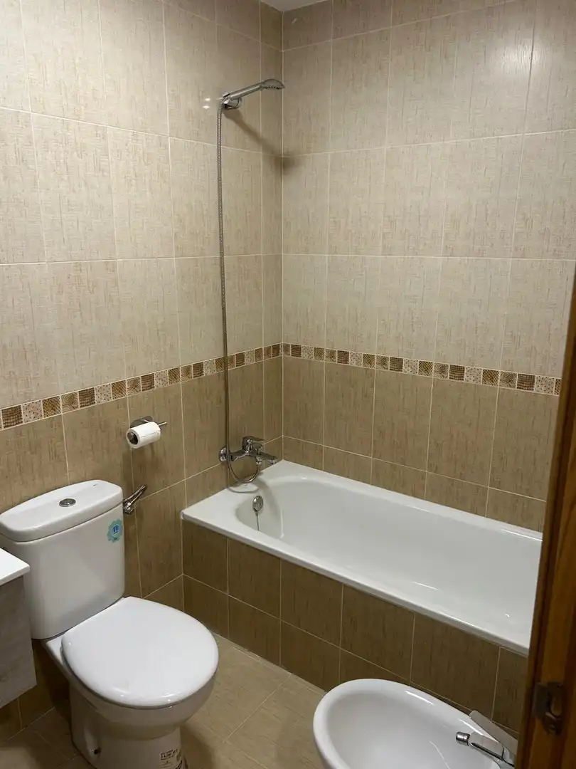 Baño de Piso de alquiler en Gerindote con Aire acondicionado, Amueblado y Balcón