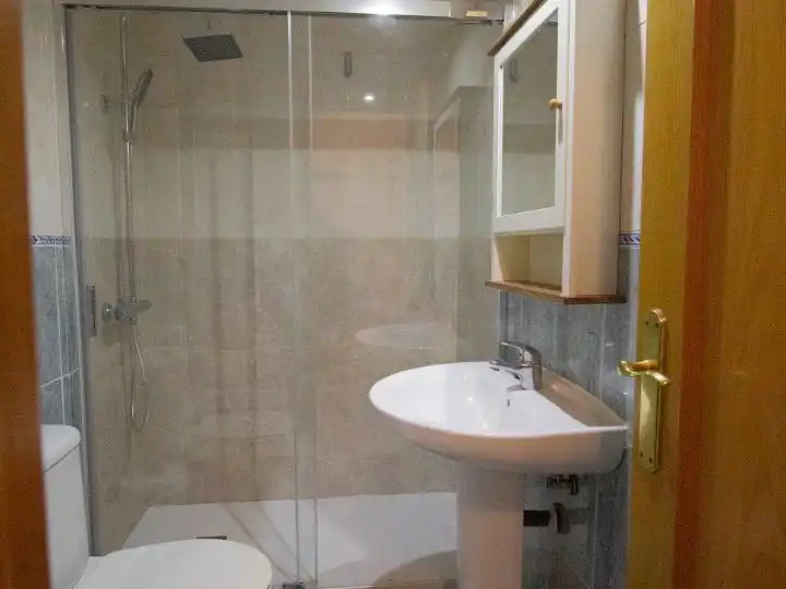 Wohnung zur Miete in Calle Cuenca, 20, Barrio de San Blas Badezimmer von Wohnung zur Miete in Alicante / Alacant mit Klimaanlage, Heizung und Abstellraum