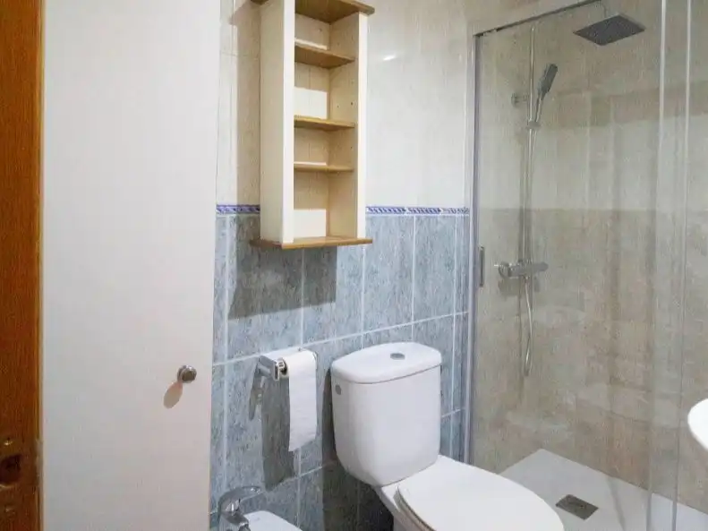 Wohnung zur Miete in Calle Cuenca, 20, Barrio de San Blas Badezimmer von Wohnung zur Miete in Alicante / Alacant mit Klimaanlage, Heizung und Abstellraum