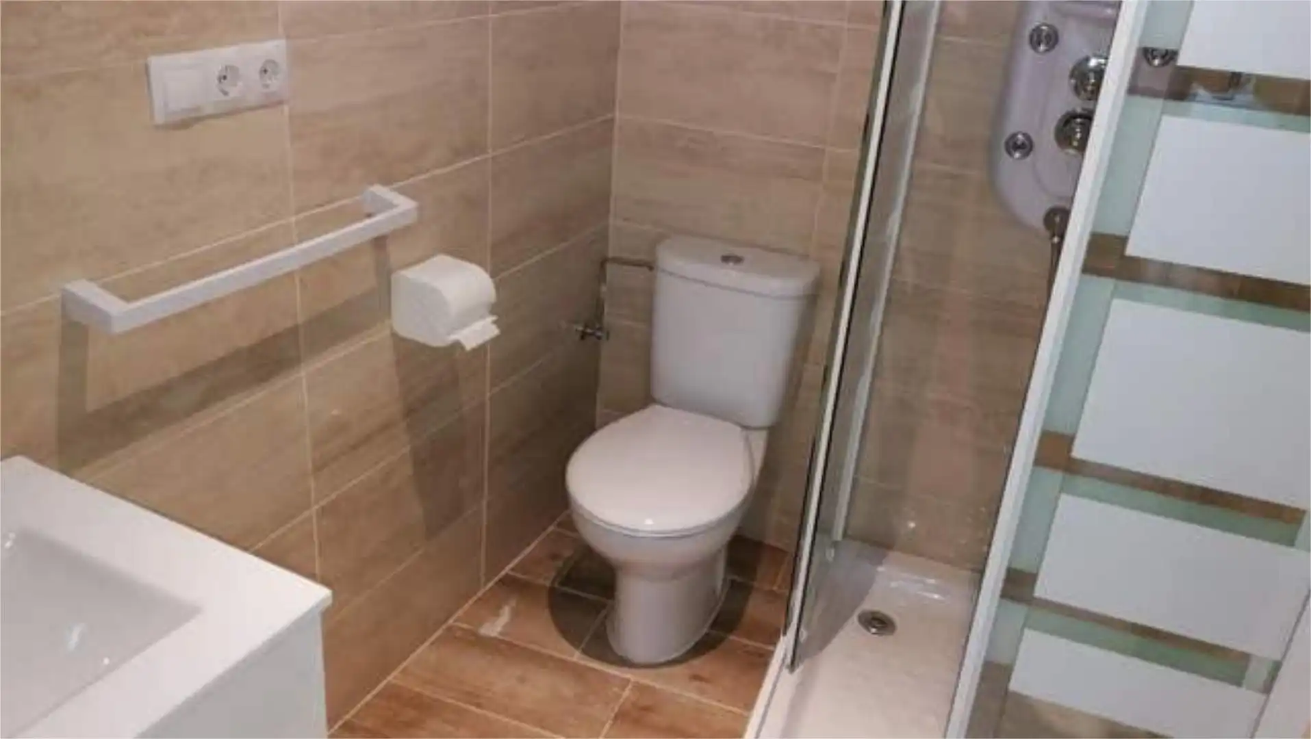 Piso de alquiler en Centro Baño de Piso de alquiler en Alcalá de Guadaira con Calefacción y Amueblado