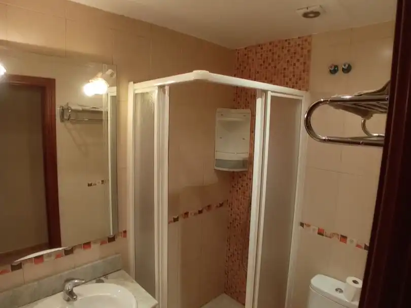Flat for rent in Calle Luis Ponce de León, 7, Huerta de la Reina - Trassierra Bathroom of Flat for rent in Córdoba with Air Conditioner, Heating and Furnished