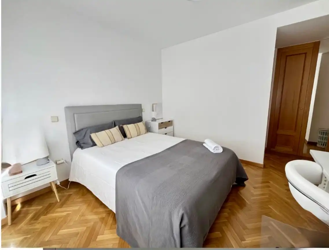 Pis de lloguer a Calle de Agustín Calvo, 4, Canillas Dormitori de Pis de lloguer en Madrid amb Parquet i Moblat