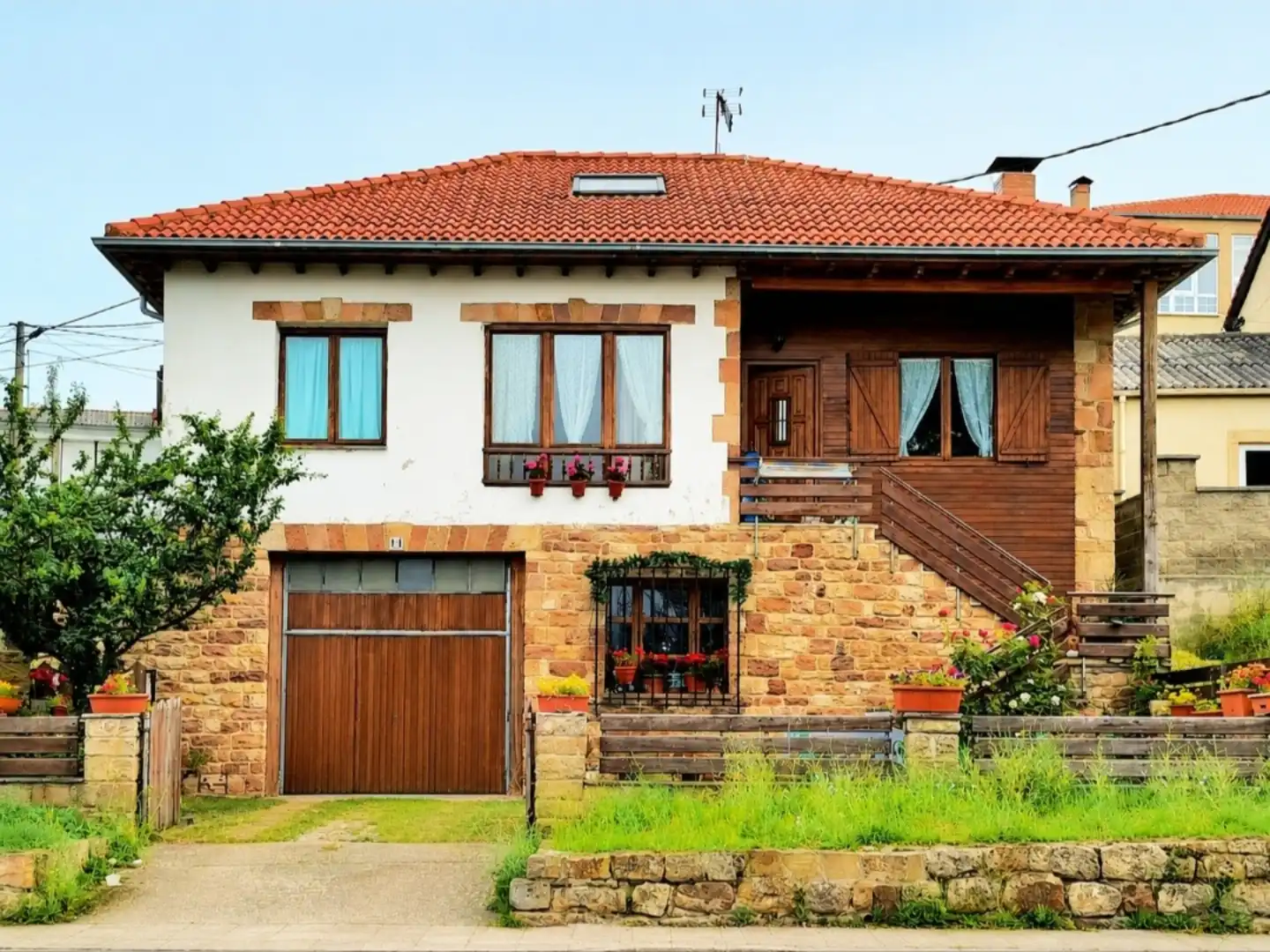 Casa o xalet en venda a Avenida de Campoo, 14, Campoo de Enmedio Vista exterior de Casa o xalet en venda en Campoo de Enmedio amb Calefacció, Jardí privat i Parquet