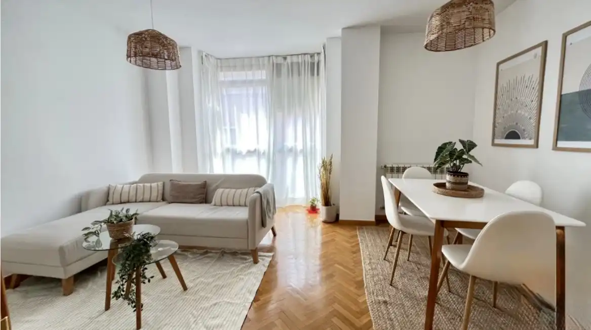 Pis de lloguer a Calle de Agustín Calvo, 4, Canillas Sala d'estar de Pis de lloguer en Madrid amb Parquet i Moblat