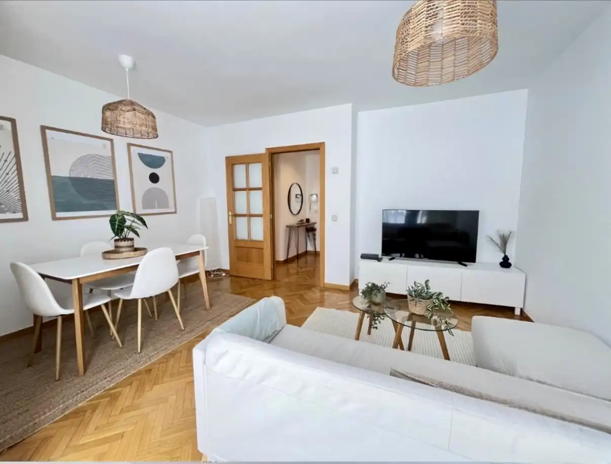 Pis de lloguer a Calle de Agustín Calvo, 4, Canillas Sala d'estar de Pis de lloguer en Madrid amb Parquet i Moblat