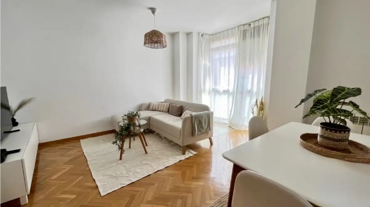 Pis de lloguer a Calle de Agustín Calvo, 4, Canillas Sala d'estar de Pis de lloguer en Madrid amb Parquet i Moblat