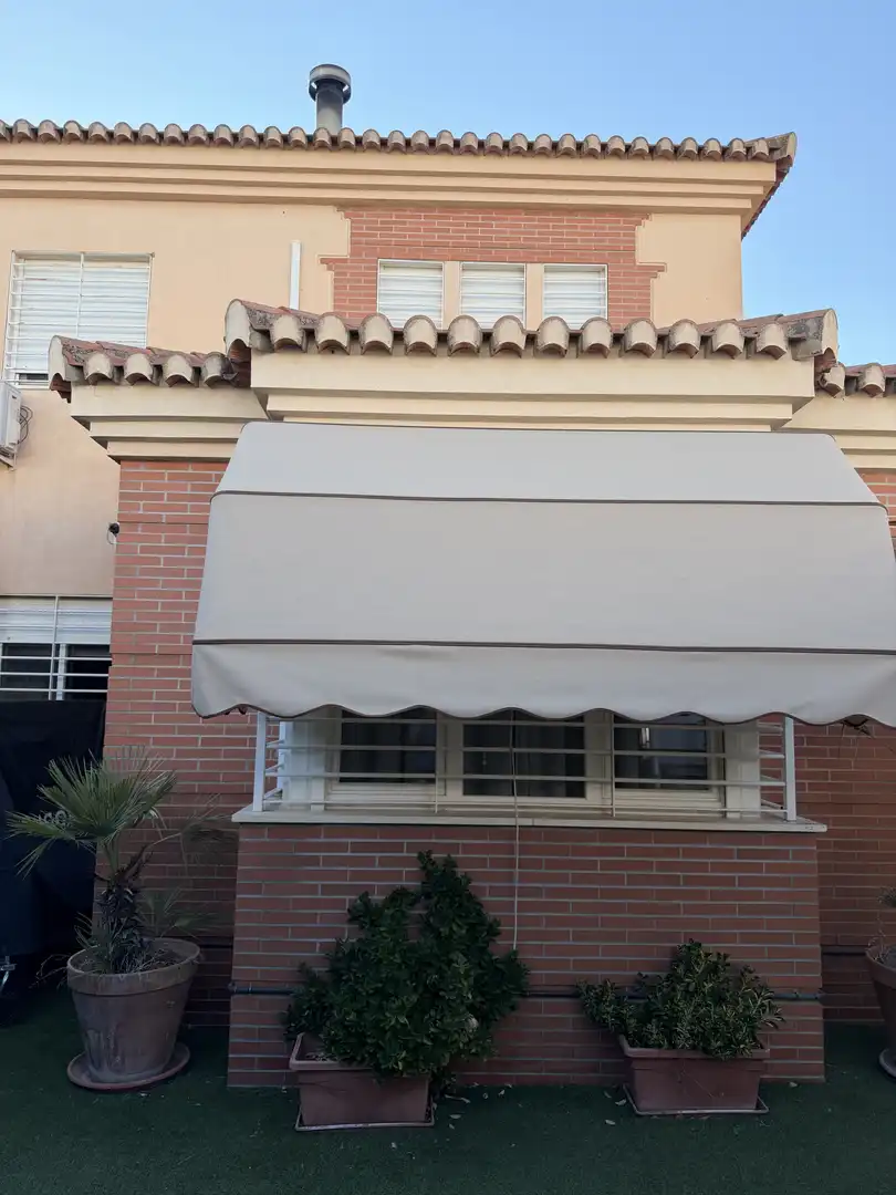 Vista exterior de Casa o chalet en venta en Albolote con Aire acondicionado y Piscina