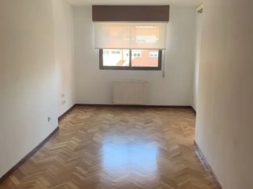 Flat for rent in Calle de Fermín Caballero, 87, Peñagrande