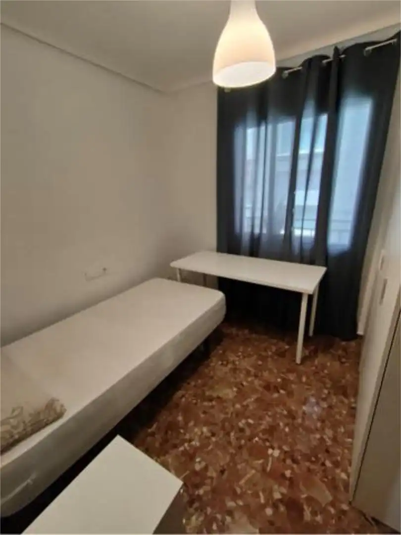 Piso de alquiler en El Pinar - San León - Las Viñas Habitación de Piso de alquiler en Teruel con Calefacción, Terraza y Amueblado