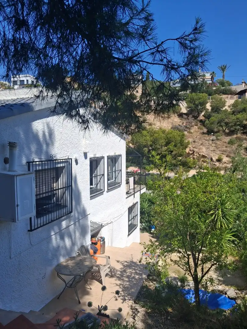Casa o xalet en venda a Calle Madrid, 40, Pueblo Español - Coveta Fumá Vista exterior de Casa o xalet en venda en El Campello amb Jardí privat, Terrassa i Balcó