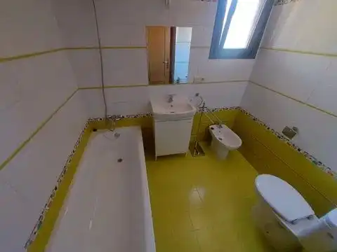 Casa adosada de alquiler en Camino Molinete, 9, Épila Baño de Casa adosada de alquiler en Épila con Calefacción, Jardín privado y Parquet