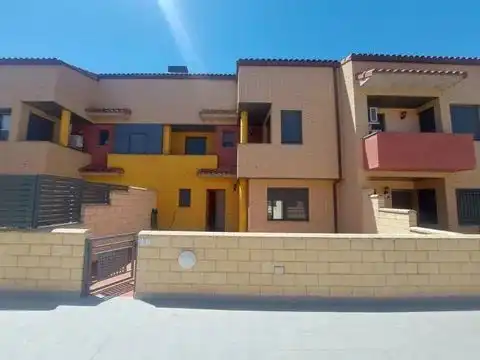 Casa adosada de alquiler en Camino Molinete, 9, Épila Vista exterior de Casa adosada de alquiler en Épila con Calefacción, Jardín privado y Parquet
