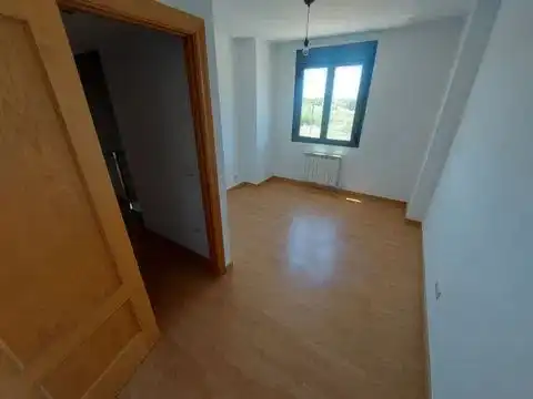 Casa adosada de alquiler en Camino Molinete, 9, Épila Habitación de Casa adosada de alquiler en Épila con Calefacción, Jardín privado y Parquet