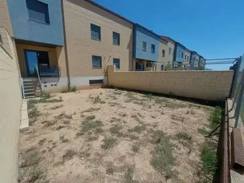 Casa adosada de alquiler en Camino Molinete, 9, Épila Casa adosada de alquiler en Épila con Calefacción, Jardín privado y Parquet