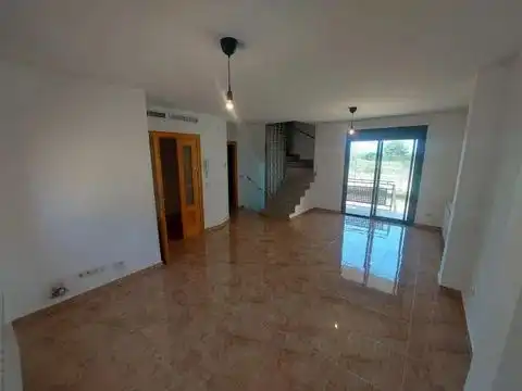Casa adosada de alquiler en Camino Molinete, 9, Épila Casa adosada de alquiler en Épila con Calefacción, Jardín privado y Parquet