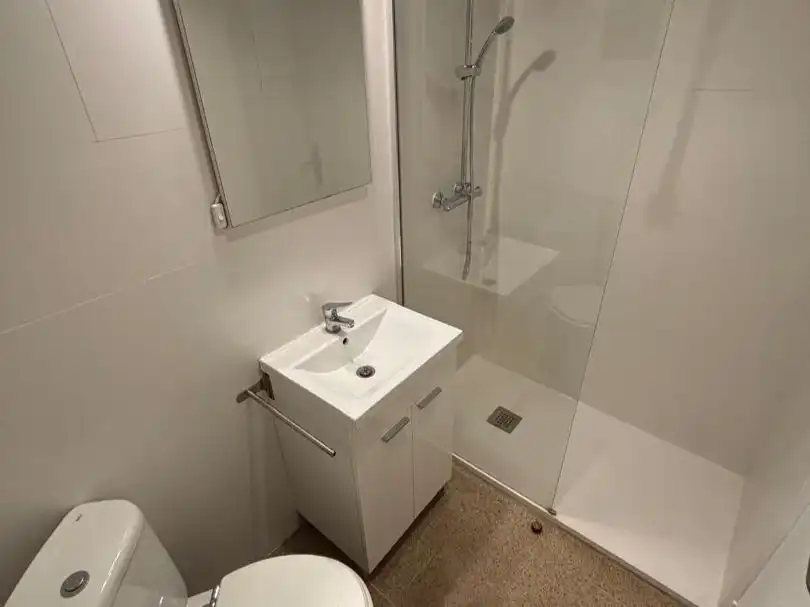 Room in Carrer dels Madrazo, 30, Sant Gervasi- Galvany Bathroom of Flat for share in Barcelona with Air Conditioner, Heating and Parquet flooring