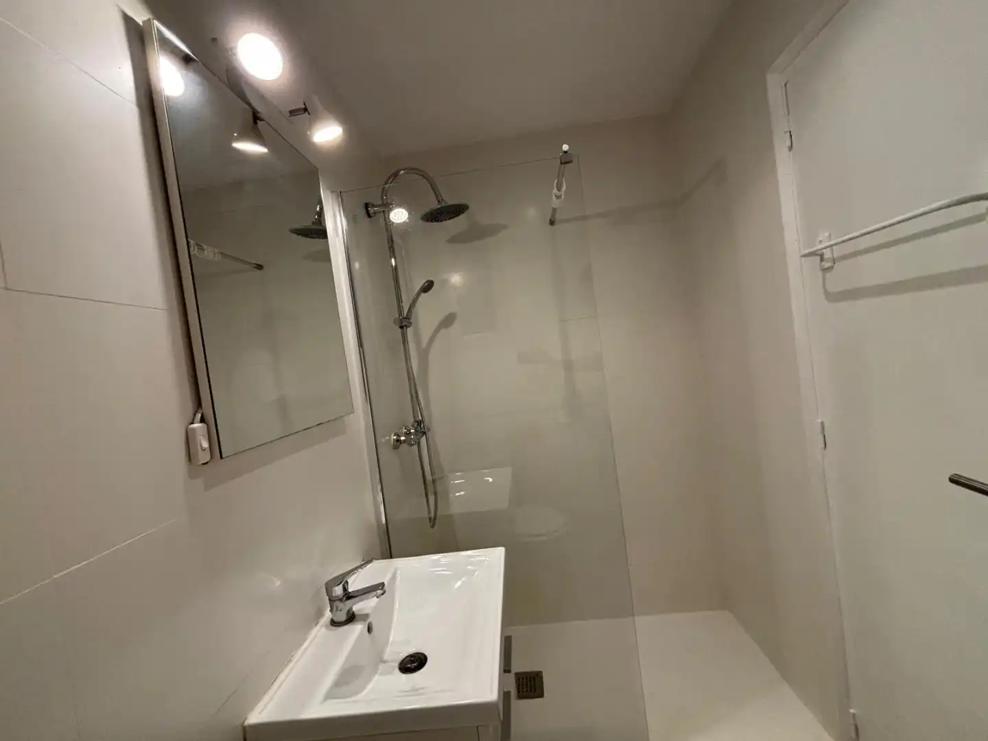 Room in Carrer dels Madrazo, 30, Sant Gervasi- Galvany Bathroom of Flat for share in Barcelona with Air Conditioner, Heating and Parquet flooring
