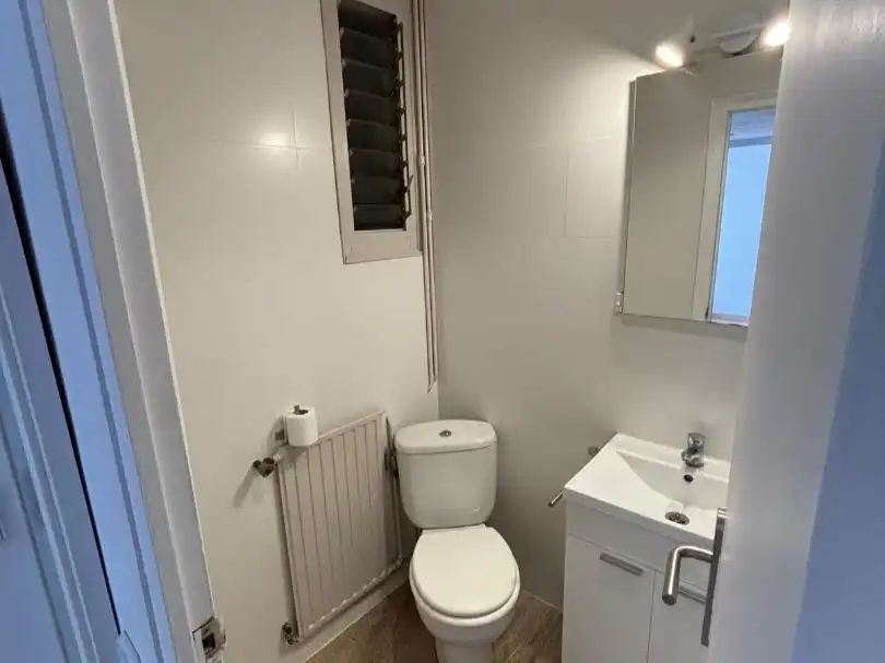 Room in Carrer dels Madrazo, 30, Sant Gervasi- Galvany Bathroom of Flat for share in Barcelona with Air Conditioner, Heating and Parquet flooring