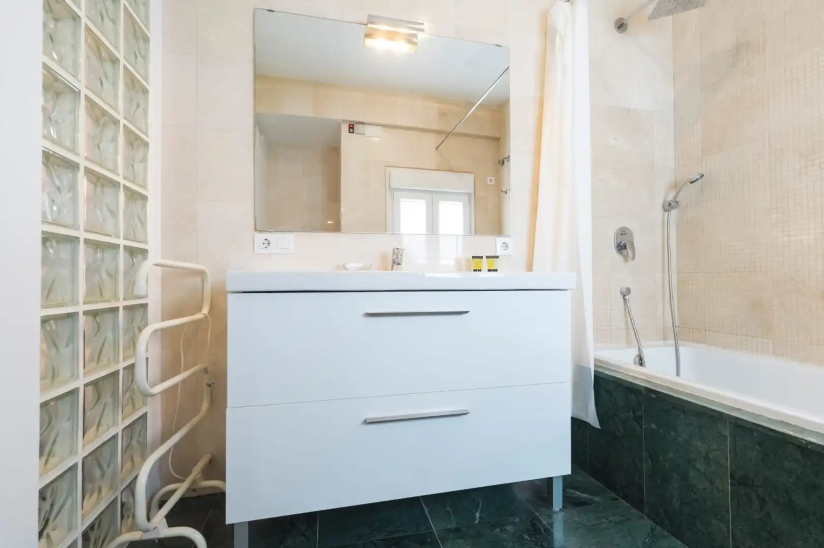 Bathroom of Flat for rent in Sevilla  with Air Conditioner, Heating and Storage room
