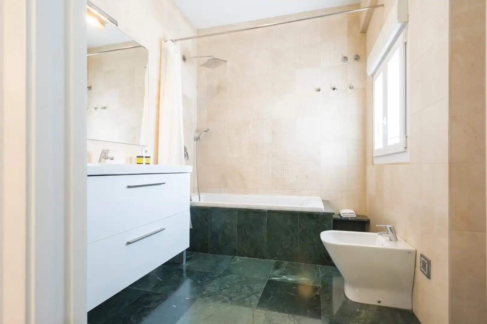 Bathroom of Flat for rent in Sevilla  with Air Conditioner, Heating and Storage room