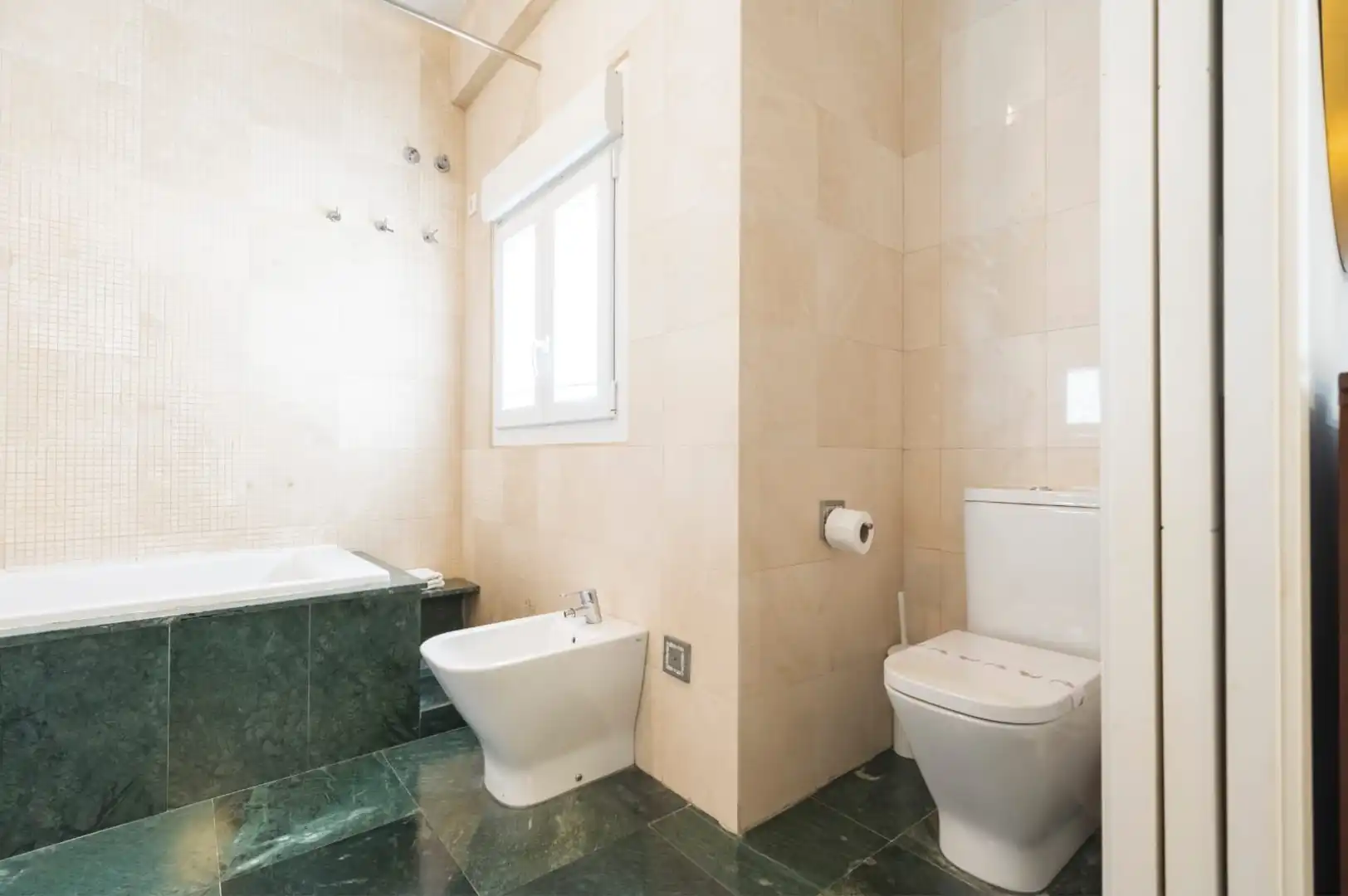 Bathroom of Flat for rent in Sevilla  with Air Conditioner, Heating and Storage room