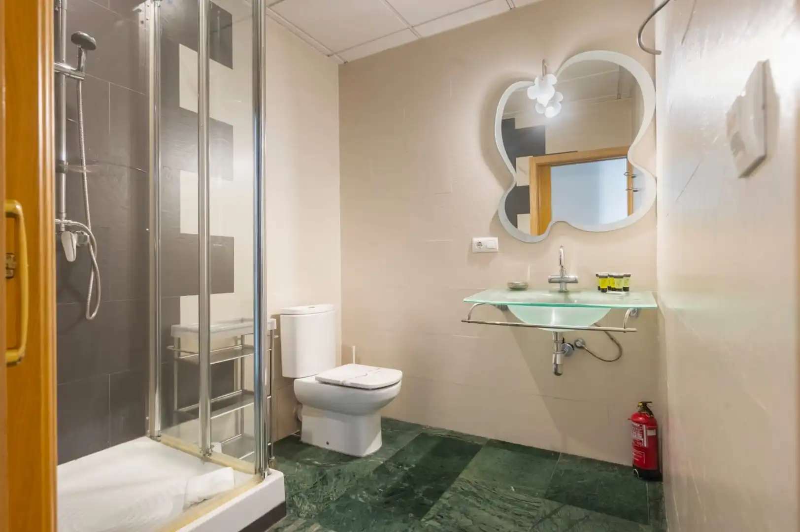 Bathroom of Flat for rent in Sevilla  with Air Conditioner, Heating and Storage room