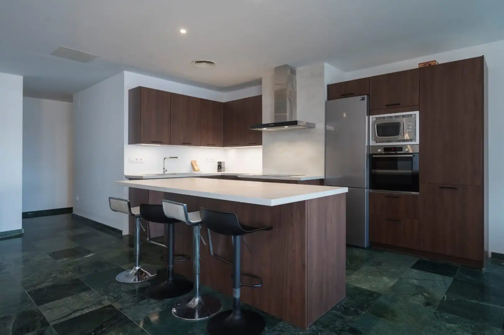Kitchen of Flat for rent in Sevilla  with Air Conditioner, Heating and Storage room