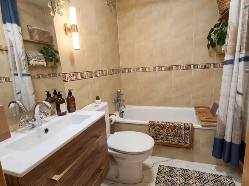 Flat for sale in Calle de Matilde Hernández, 25, San Isidro Bathroom of Flat for sale in Madrid with Air Conditioner, Heating and Private garden