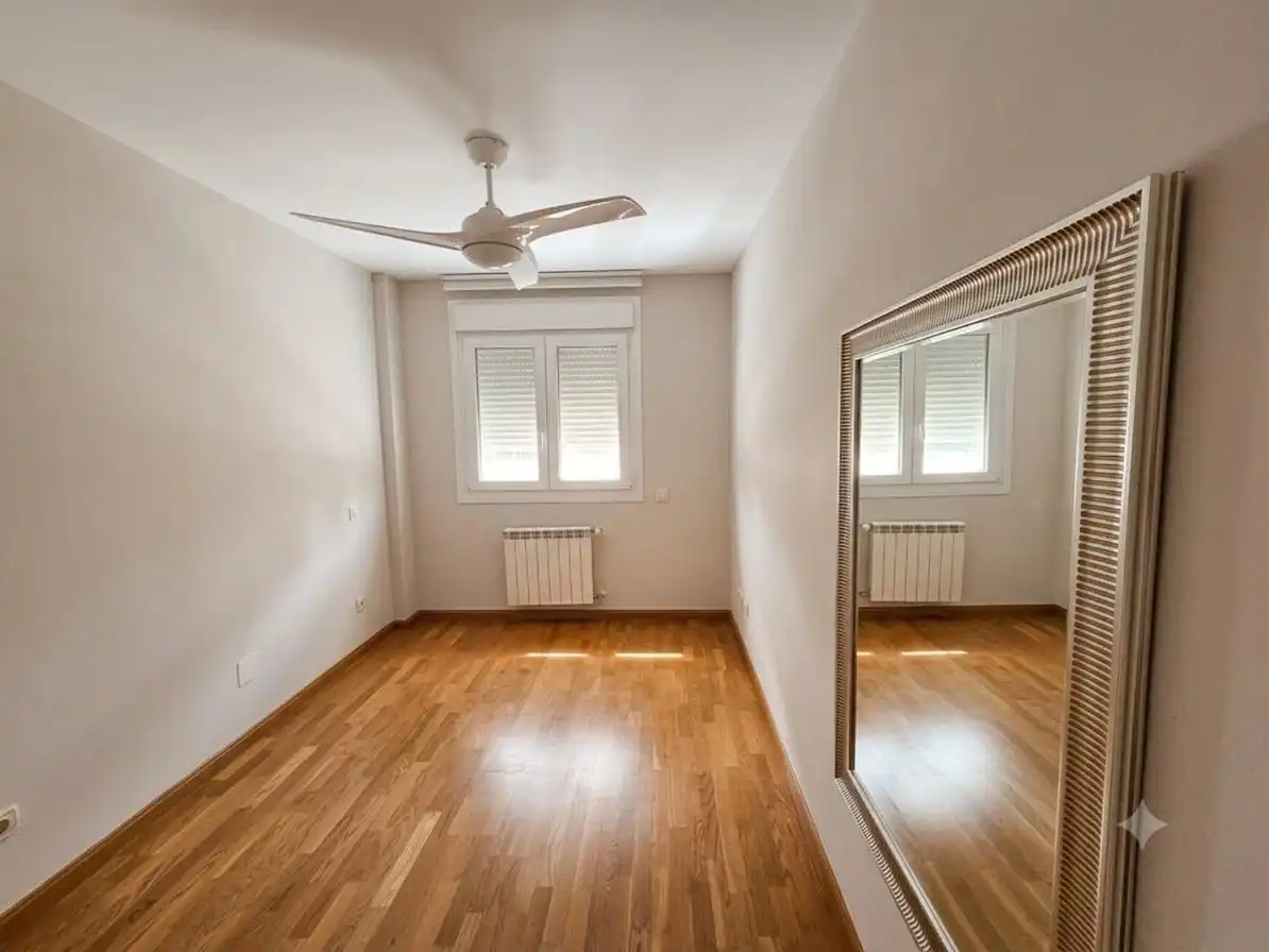 Flat for sale in Calle de Matilde Hernández, 25, San Isidro Bedroom of Flat for sale in Madrid with Air Conditioner, Heating and Private garden