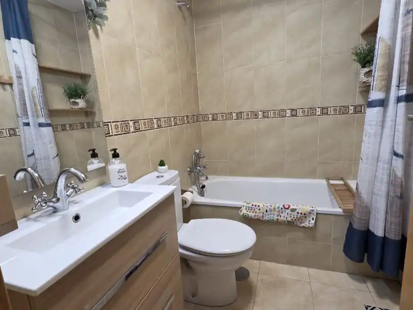 Flat for sale in Calle de Matilde Hernández, 25, San Isidro Bathroom of Flat for sale in Madrid with Air Conditioner, Heating and Private garden