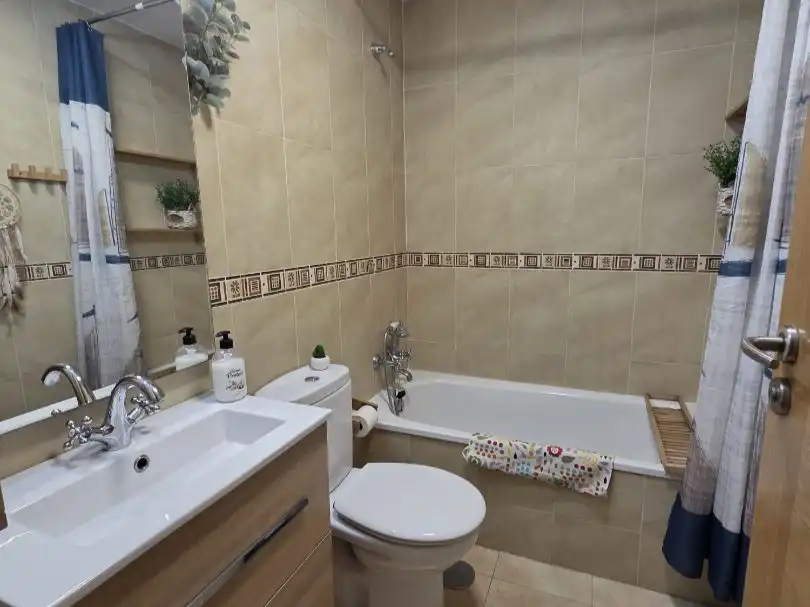 Flat for sale in Calle de Matilde Hernández, 25, San Isidro Bathroom of Flat for sale in Madrid with Air Conditioner, Heating and Private garden
