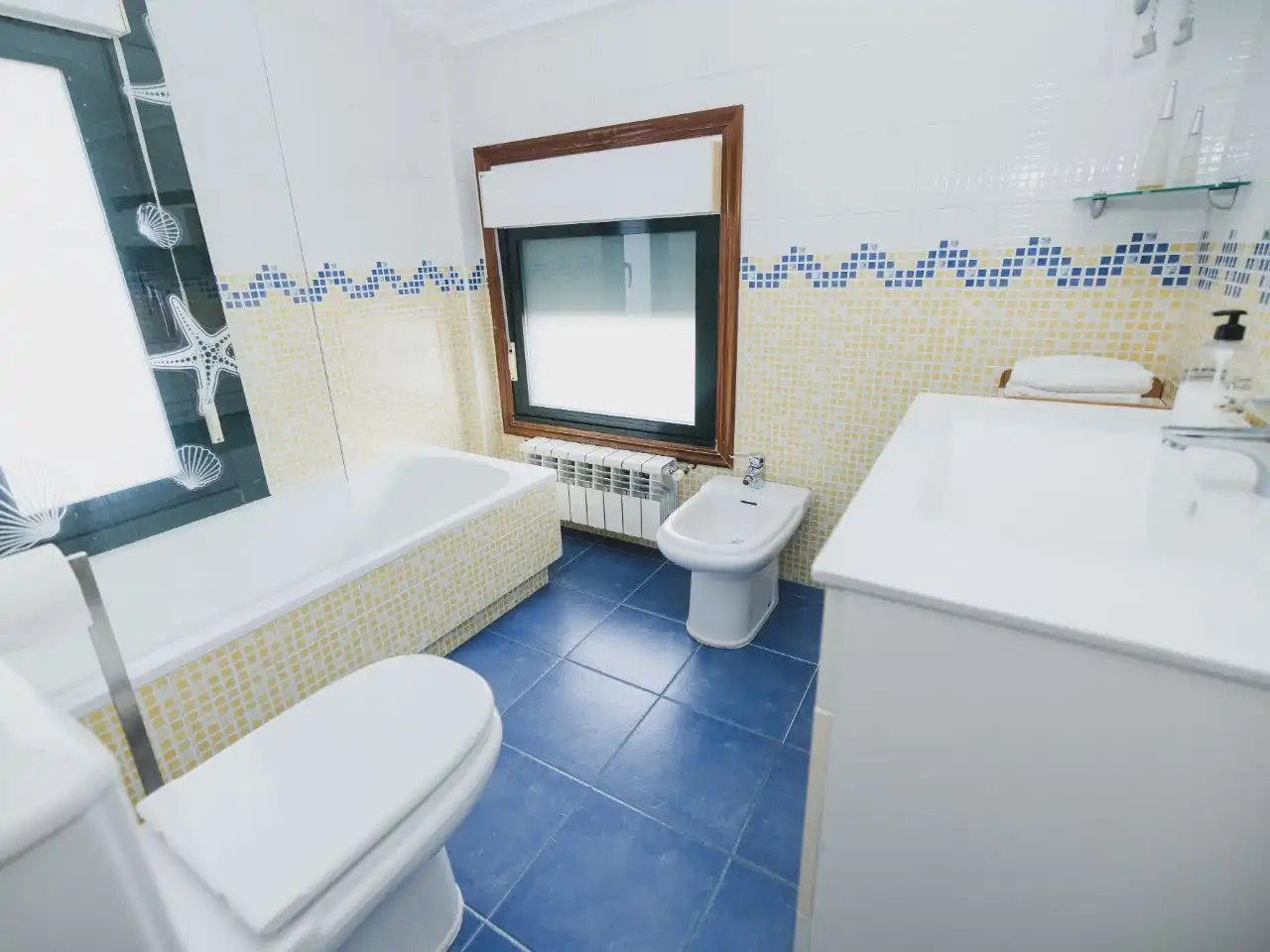 Houses for sale in Rúa dos Curros, 66, Lavadores Bathroom of Houses for sale in Vigo with Heating, Private garden and Parquet flooring