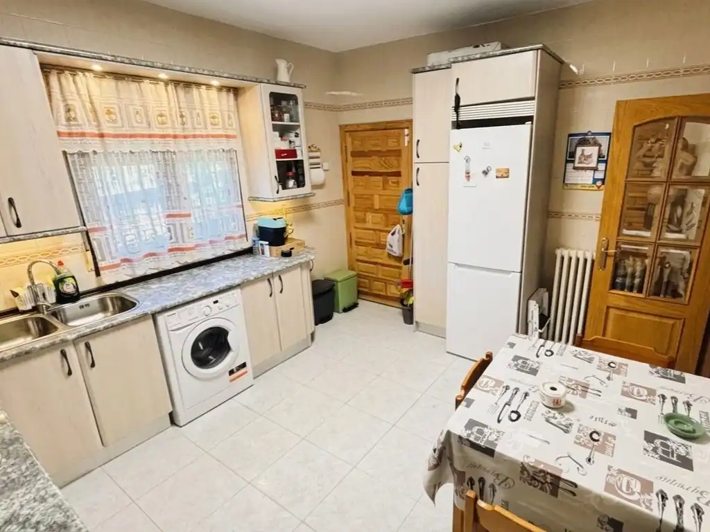 Casa o xalet en venda a Calle 8, 60, El Casar de Escalona Cuina de Casa o xalet en venda en El Casar de Escalona amb Aire condicionat, Calefacció i Jardí privat